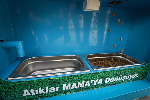 Bergama Belediyesi'nden Pet Şişe Attığınızda Sokak Hayvanları İçin Temiz Su ve Mama Veren Otomat