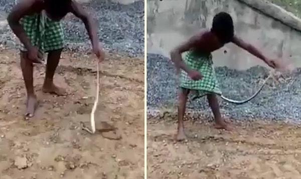 Oynadığı yılan tarafından penisinden ısırılan çocuk kaçacak yer aradı.