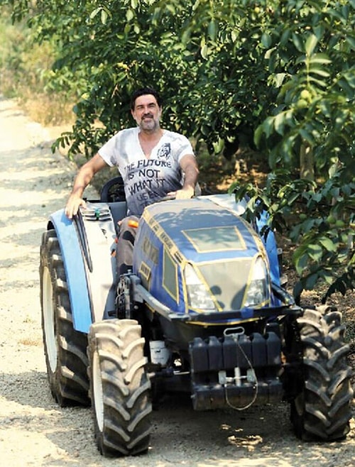 Tasını Tarağını Toplayıp Çanakkale'de Bir Köye Yerleşen Ünlü Oyuncu Burak Hakkı'nın Herkesi İmrendiren Mis Kokulu Hayatı