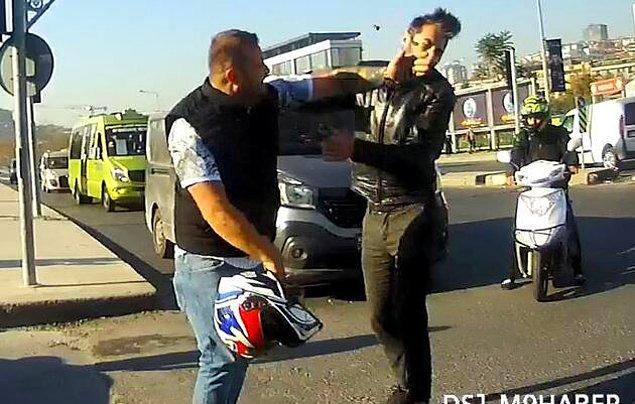 Bununla da yetinmeyen öfkeli sürücü, 'Gel barışalım' dediği motosiklet sürücüsünün bir anlık boşluğundan faydalanarak, ona tokat attı.