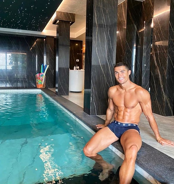 А несколько часов назад Роналду сделал этот снимок и подписал его так: «Не позволяйте тому, что вы не можете сделать, мешать тому, что вы можете сделать».