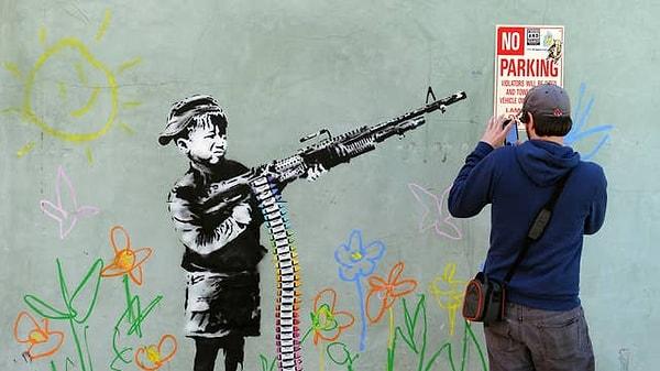 Banksy, memleketi Bristol kentinde 1990ların başında trenleri ve duvarları boyamaya başladı. Kısa bir süre içinde dünya genelinde bilinen bir sokak sanatçısına dönüştü.