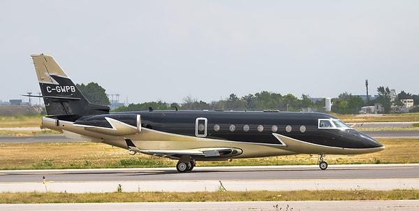 Ambani'nin günlük kazancı olan 4.5 milyon dolarla ortalama bir özel jet alınabiliyor.