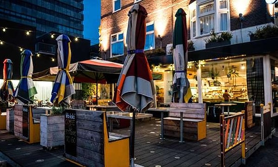 Hollanda'da Kafe ve Barlar Kapatılınca Gençler Otel Partilerine Yöneldi