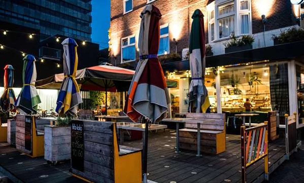 Hollanda'da Kafe ve Barlar Kapatılınca Gençler Otel Partilerine Yöneldi