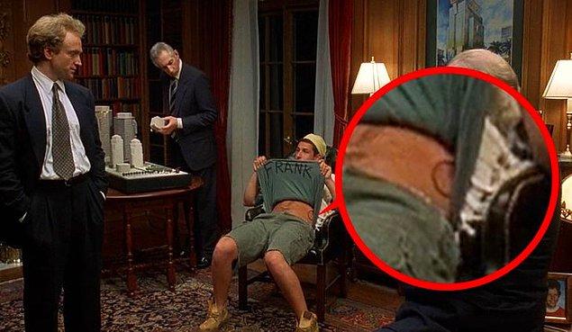 1. 'Mirasyedi' filminde, Adam Sandler’ın canlandırdığı Billy karakterinin giydiği kıyafetin Frank'ten alındığını açıkladığında mikrofon telinin göründüğünü görebilirsiniz.