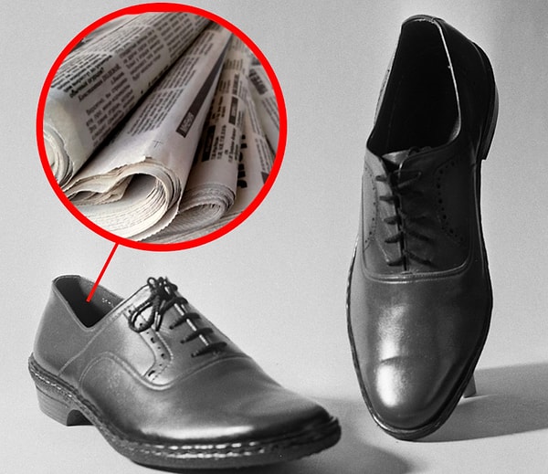 3. Газеты как эко-сушилка для промокшей обуви.
