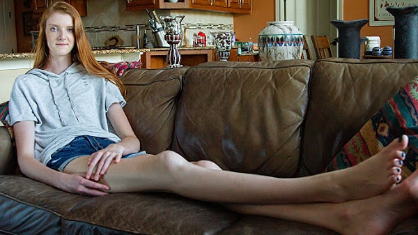 Поскольку ее ноги составляют 60% тела, девушке трудно найти подходящую одежду.