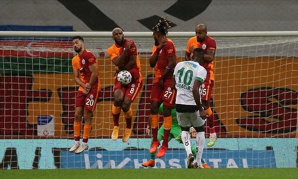 43'te Babacar şık bir frikik golüyle Fatih Öztürk'ü avladı ve maça beraberlik geldi.