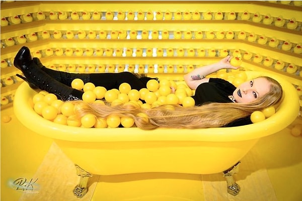 9. Стефани выкладывает фотографии, демонстрирующие всю красоту ее волос, на своей странице @loreleys_hairdream в Инстаграме.