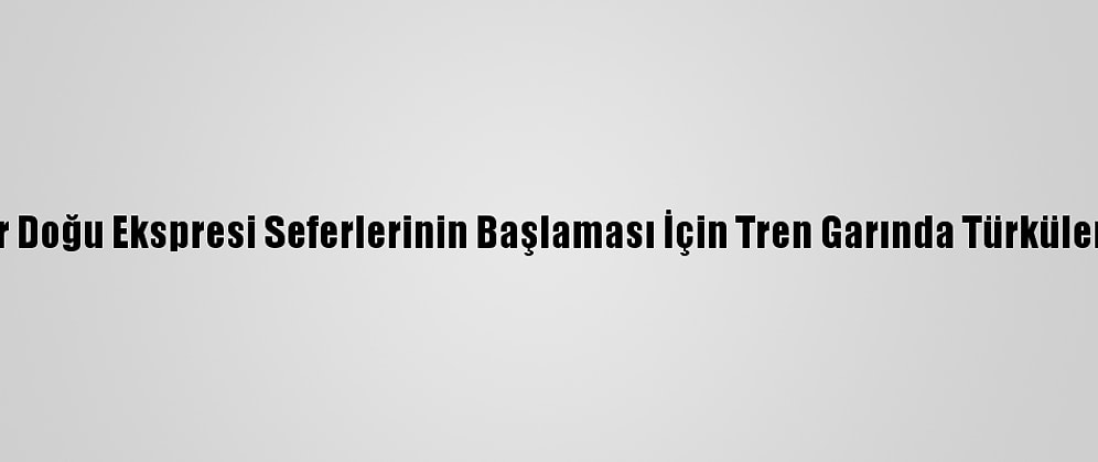 Karslı Aşıklar Doğu Ekspresi Seferlerinin Başlaması İçin Tren Garında Türküler Seslendirdi
