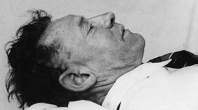 Gizemi çözülememiş olaylar arasında her zaman farklı bir yerde tutulan Taman Shud vakası, 1 Aralık 1948 yılında başlıyor.
