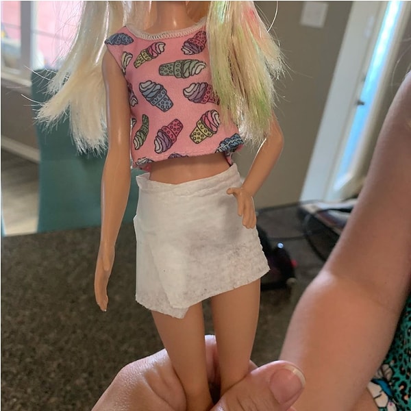 8. Маленькая обладательница этой куклы Барби смекнула, что туалетная бумага - это отличный материал для пошива модной юбки.