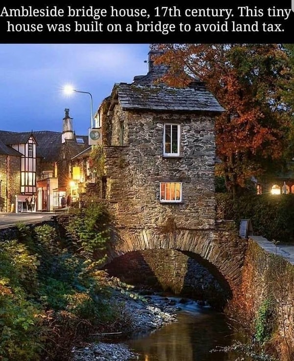 18. Бридж-хаус в городе Эмблсайд (Великобритания) - настоящий дом на мосте, которому более 300 лет. Так его изначальный хозяин избежал налога на землю.