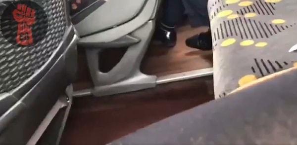 Twitter'da "@solcugazete" tarafından paylaşılan görüntülerde, metro çalışanı olduğu üniformasından belli olan bir kişi otobüste mastürbasyon yaparken görülüyor.