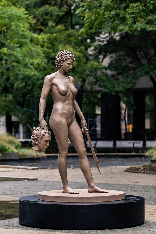 İtalyan sanatçı Luciano Garbati, 2008'de yaptığı bir heykelle eski bir miti yeniden canlandırmış ama bu sefer işleri tersine çevirerek yüzyıllarca canavar diye anılan bir kadının, Medusa’nın hikayesine yeni bir bakış açısı getirmişti.