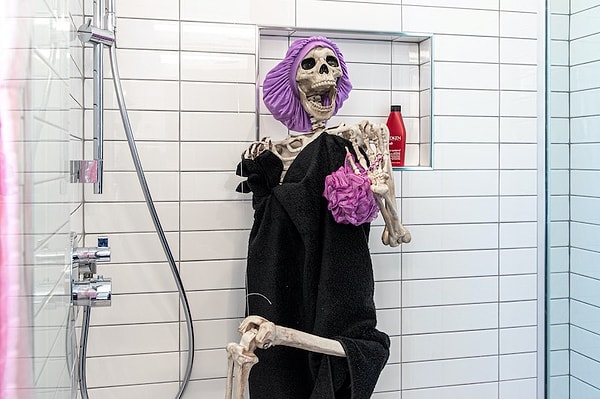 3. Для претворения своей креативной идеи в жизнь риелтору пришлось прилично раскошелиться: Донна заказала скелеты в магазине Home Depot по 300 долларов за штуку.