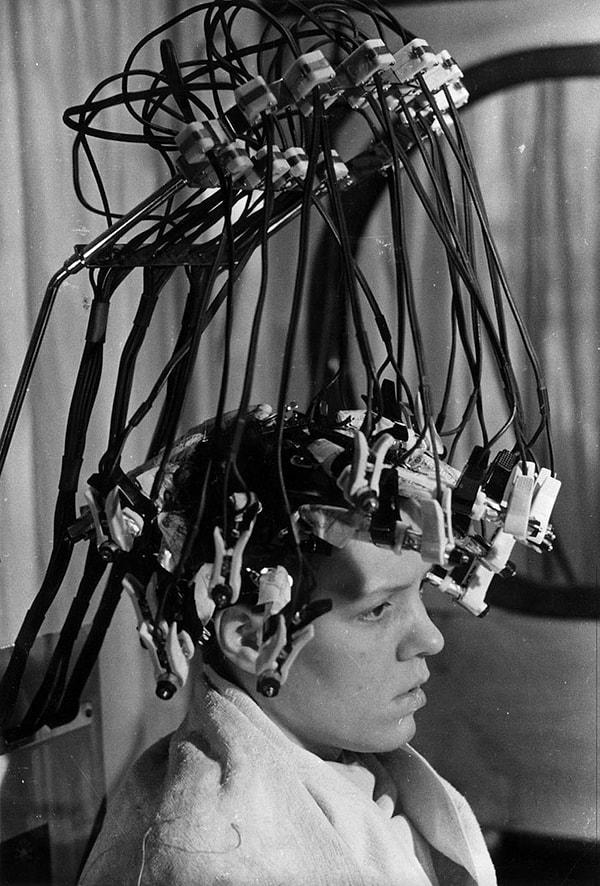 22. Saçı dalgalı yapmaya yarayan bu makine. (1939)