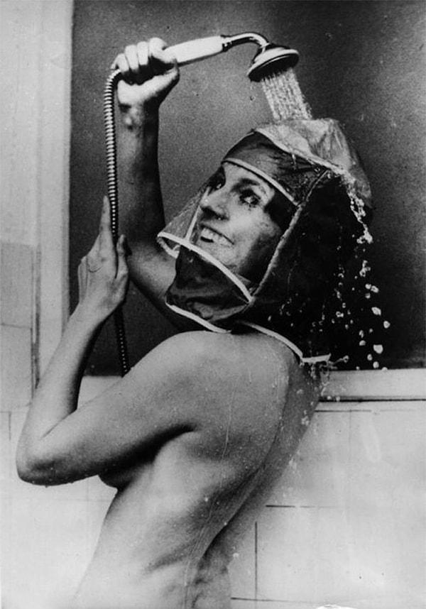 24. Duş yaparken saçın ıslanmasını önleyen bu aparat. (1970)