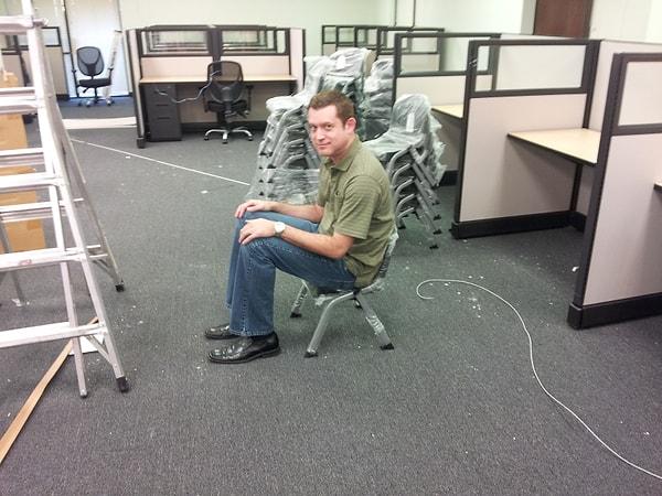 5. "Patronumuz dinlenme odası için sandalyeler sipariş etmişti, beklediği gibi çıkmadı."