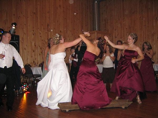 1. Almanya'da domuz yalağı dansı diye bir düğün geleneği var.