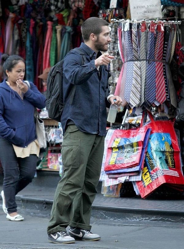 Джейк Джилленхол ловит такси посреди улицы.