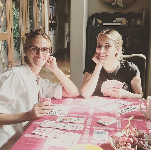Джулия Робертс, которая играет в карты со своей племянницей Эммой Робертс.