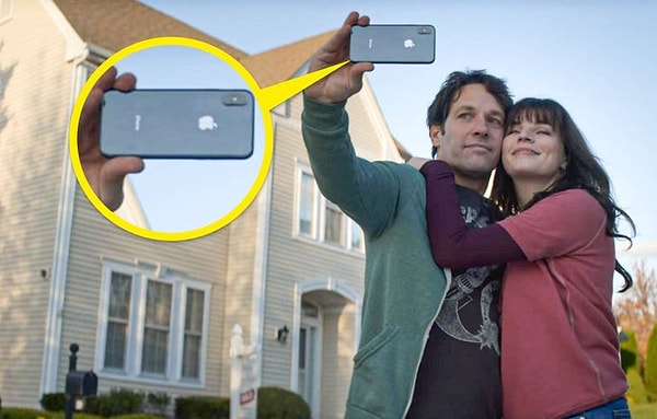 7. В сериале «Жизнь с собой» эта сцена происходит в 2014 году, но наш персонаж использует модель телефона, выпущенную в 2017 году.