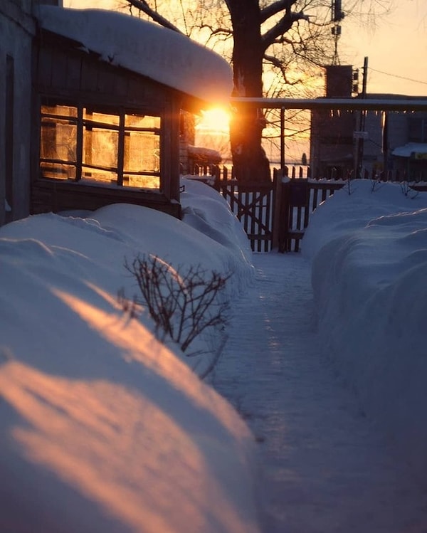 1. Солнце садится. Бабушка зовёт тебя на ужин, чтобы ты наконец согрелся.