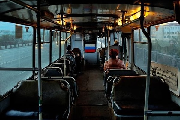 10. Опять едешь вечером домой в автобусе, смеркается, зажигаются фонари, ты сонный и уставший от всего.