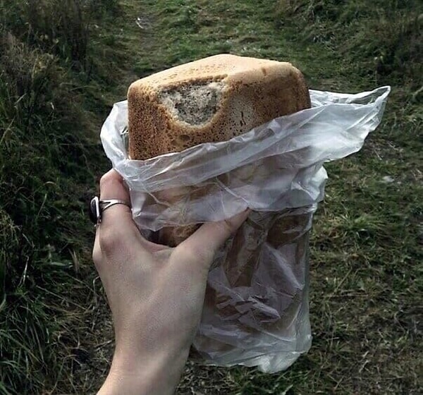 13. Фотография с запахом свежего хлеба, который ты укусил, пока бежал домой.