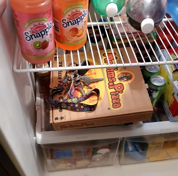 3. Беременная женщина, положившая ключи в холодильник: