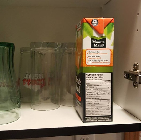 6. Вскрыла упаковку апельсинового сока, достала стакан, положила обратно сок...в полку со стаканами