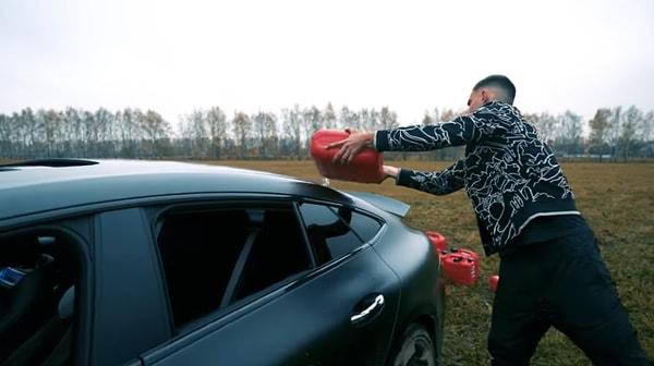 Video Mikhail'in arabasını benzine buladığı görüntülerle başlıyor...