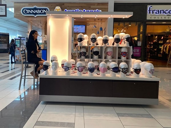 2. Продавщица масок, которая сама без маски.