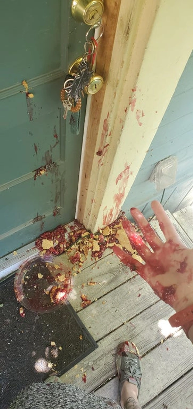 "Annem benden vişneli bir turta istemişti. Ellerimle yaptım ve kapısının önünde yere düşürdüm."