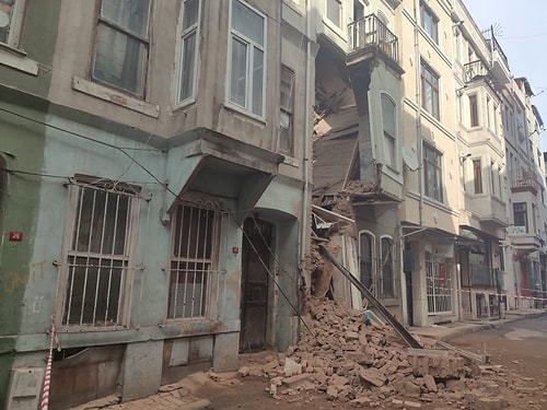 Beyoğlu'nda 2 Katlı Boş Bina Çöktü