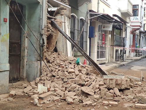 Beyoğlu'nda 2 Katlı Boş Bina Çöktü