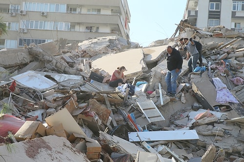 Korkunç Görüntüler Ortaya Çıktı: İzmir Depremi Sonrası Ajanslara Yansıyan Kareler