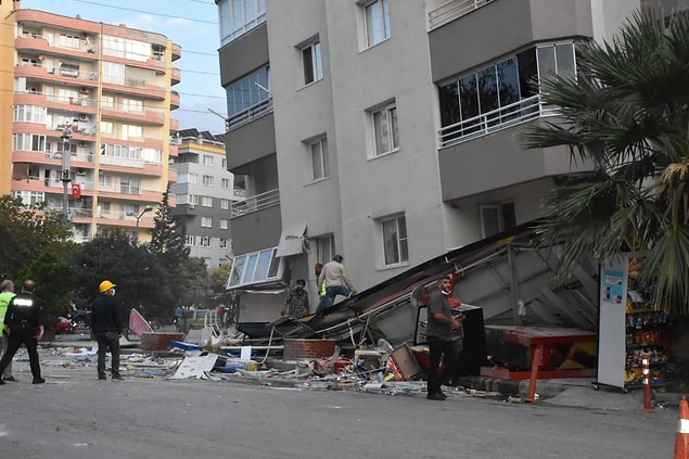 18:20 11 katlı binanın ilk 3 katı çöktü, markette 20 kişinin mahsur kaldığı iddia edildi
