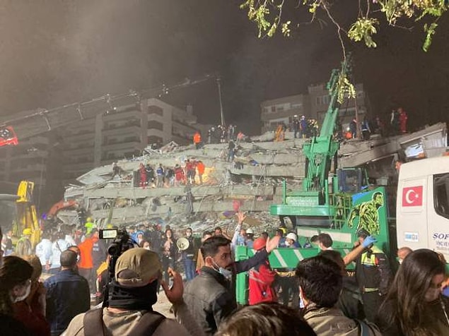 22:20 AFAD, yaralı sayısının 607'ye yükseldiğini, 170 artçı sarsıntı yaşandığını açıkladı.