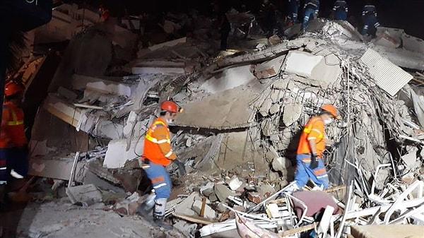 00: 20 AFAD, İzmir'deki depremin ardından arama kurtarma çalışmalarının 4 binada tamamlandığını, 13 binada devam ettiğini bildirdi.