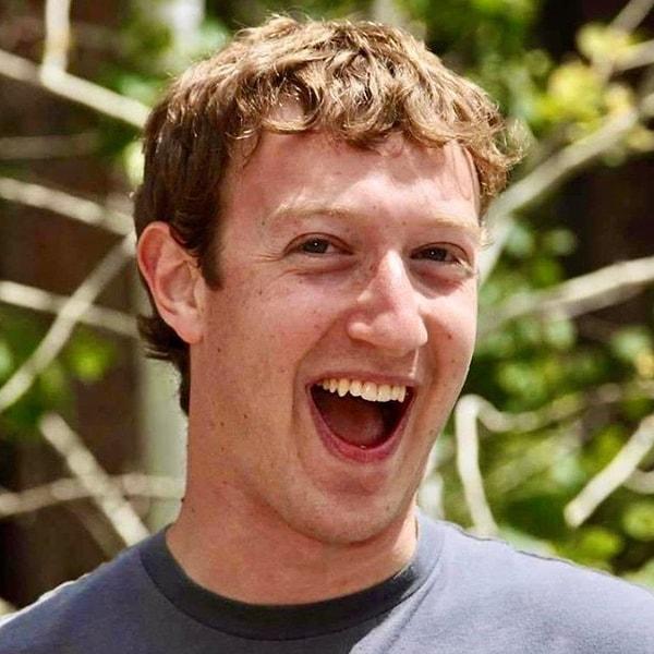 2. Zuckerberg daha liseden mezun olmadan önce AOL ve Microsoft gibi şirketlerden iş teklifleri almıştır.