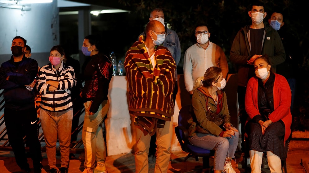 Depremin Vurduğu İzmir'de Vatandaşlar Geceyi Sokakta Geçirdi