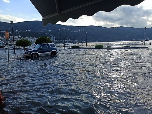 Deprem Komşu Yunanistan'ı da Vurdu: Sisam Adası'nda 2 Ölü, 19 Yaralı