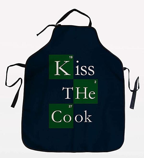 12. Yemek pişirmek de başlı başına keyifli ve çok da romantik olabilecek bir aktivite değil mi sizce de? 'Kiss The Cook' yazılı mutfak önlüğü ile hem bir öpücüğü hak ettiğinizi hem de 'Breaking Bad' dizisine olan aşkınızı haykırabilirsiniz.