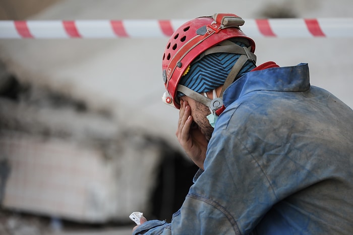 Enkaz Altındaki Bir Aileye Ulaşmaya Çalışan Kurtarma Görevlisinin Yürekleri Parçalayan Görüntüsü