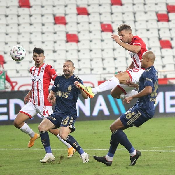52'de Antalyaspor, Podolski ile eşitliği yakaladı.