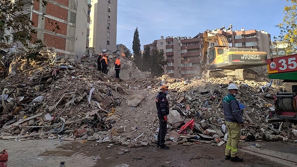 12:20 | AFAD, İzmir depreminde can kaybının 105 olduğunu, 144 kişinin tedavisinin sürdüğünü açıkladı.