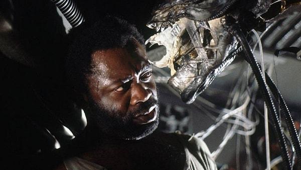 Alien gibi gelmiş geçmiş en korkutucu uzaylı filmi de dahil olmak üzere 80'li yıllarda çok sayıda filmde yer alan aktör Yaphet Kotto, genellikle bilim kurgu ve korku türlerinde bulunuyor.
